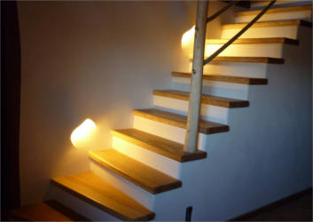 Treppenhaus mit indirekter Beleuchtung