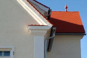 Aufgeputzte Säule mit Verkröpfung