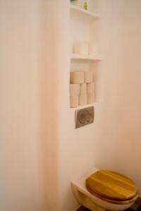 WC-Rohre verputzt und als Regal gestaltet