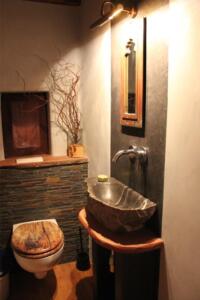 WC mit schwarzem Tadelakt und mediterranem Putz