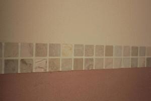 Eingefärbter Kalkputz mit Fliesenbordüre