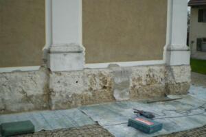 Beschädiger Sockelputz entfernt