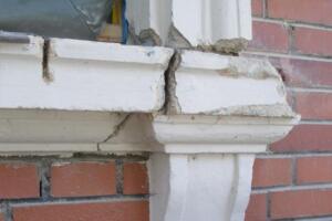 Beschädigte Fensterbank mit Konsole