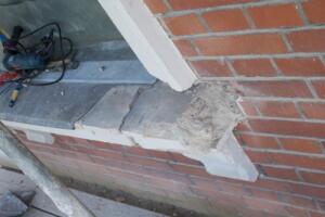 Beschädigte Fensterbank