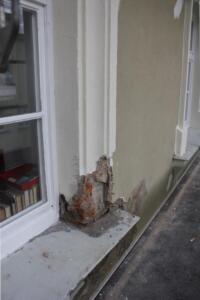 Ausgebrochene Putzfasche